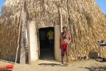O projeto desenvolvido em sala de aula resultou na construção de um museu, dentro da aldeia G̃apg̃ir, do povo Surui