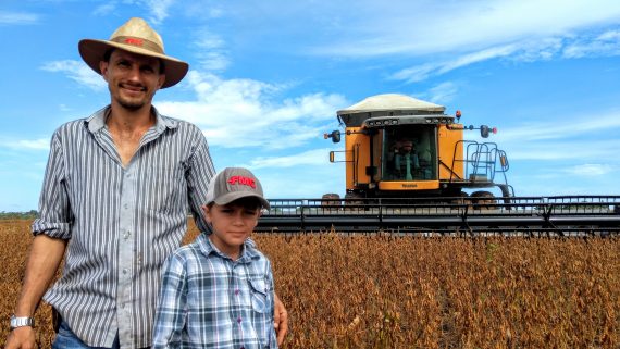 Murilo e o pai Remi de Ros acompanhando a colheita lavoura de soja e o plantio do arroz