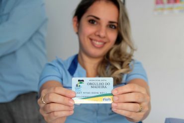 Indimara Cristina, do Banco do Povo na zona Leste, mostra cartão da moeda social digital