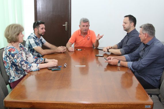 Júlio Olivar em reunião com representantes da prefeitura de Vilhena