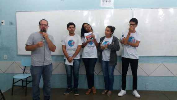 Professor Djair com os alunos da Escola Anísio Teixeira, selecionados para o intercâmbio 