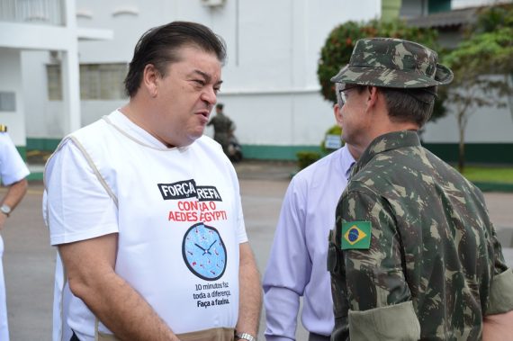 REUNIÃO - O comandante da 17ª Brigada de Infantaria de Selva, Costa Neves, o secretário estadual de Saúde, Williames Pimentel, traçaram ação