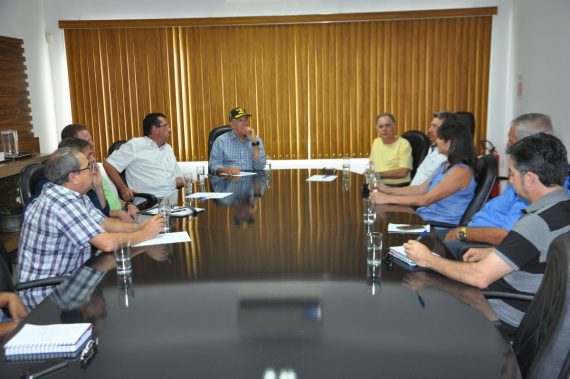 Governador Confúcio em reunião com produtores e dirigentes da Acia 
