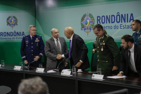 O tenente-brigadeiro Ricardo Machado Vieria (e) cumprimenta o governador Confúcio Moura na cerimônia de assinatura do acordo de cooperação