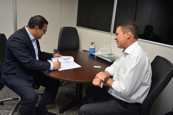 Secretário George Braga e o representante da TOQ- Soluções, Fausto Fonseca, assinaram o documento
