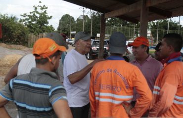 Governado conversa com os operários que executam os serviços e meio fio no Ronaldo Aragão