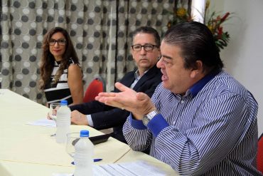 Secretário Pimentel agradece pesquisadores, ao lado do presidente da Fapero, Francisco Elder, e da representante do PPSUS, Mage Tenório