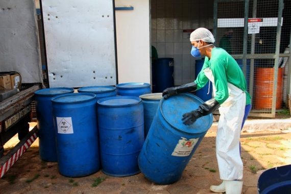Funcionário do Cemetron isola resíduos hospitalares nas "bombonas"