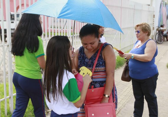 Alana Beatriz entrega cartinha à técnica de enfermagem Eliete dos Anjos, moradora do bairro Eldorado 