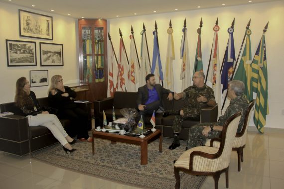 Secretário Waldo Alves em reunião com oficiais do Exército