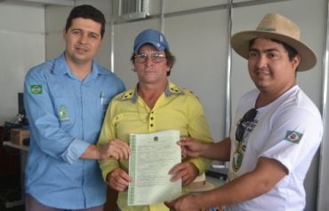 O agricultor Anízio Leoni de Lima com o superintendente estadual Basílio Leandro de Oliveira e o coordenador do Terra Legal/RO, Daniel Oliveira.