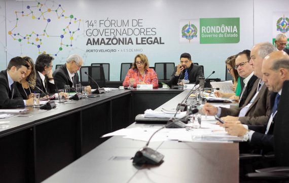 Procuradores e autoridades dos nove estados da Amazônia Legal durante a leitura do projeto do Protocolo de Intenções 