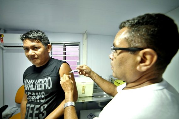 Cacique Bernardo recebe a vacina no Barco Walter Bártolo