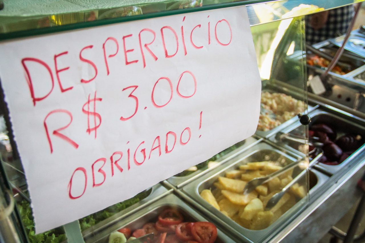 Procon encontra comida vencida em restaurantes de áreas nobres