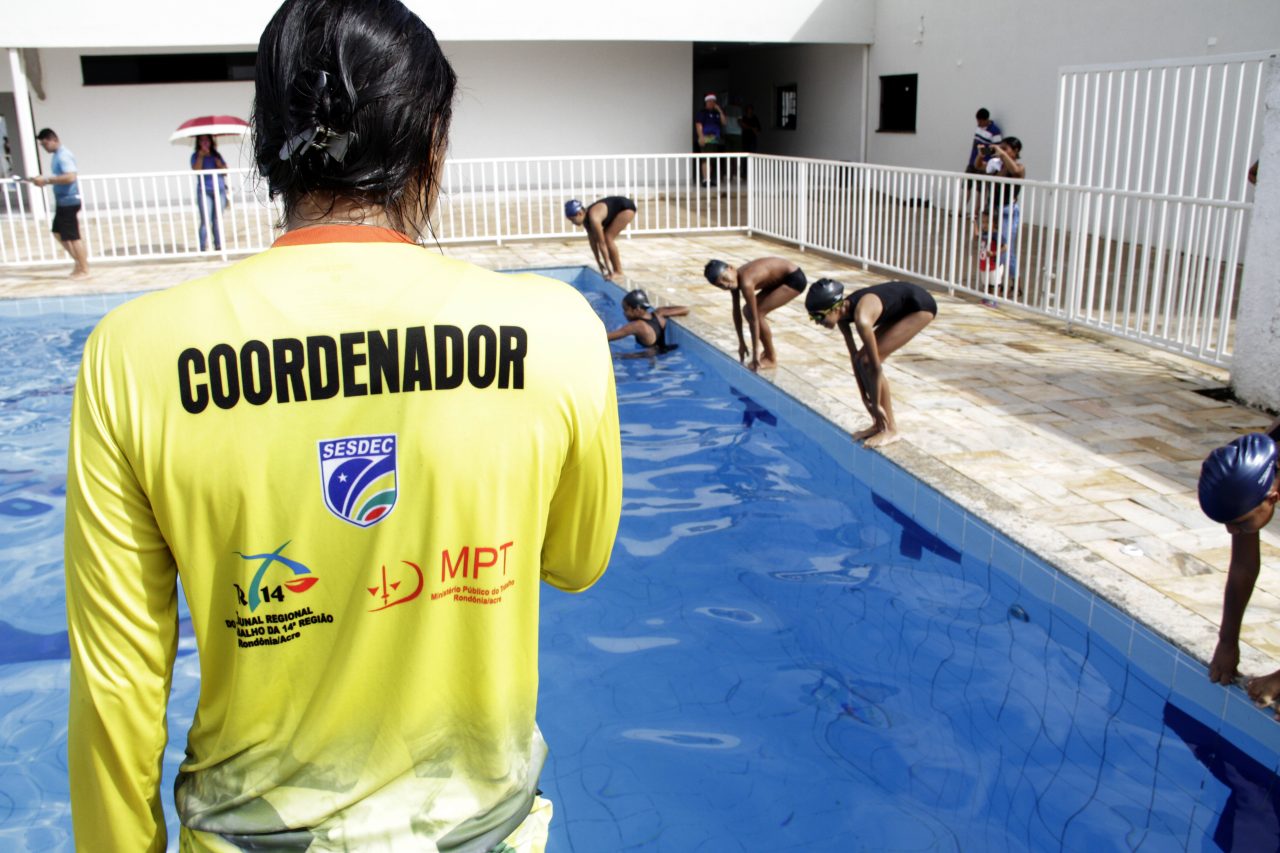 Projeto Voar oferece novas vagas para aulas de natação e jiu-jitsu a crianças e adolescentes em 2026