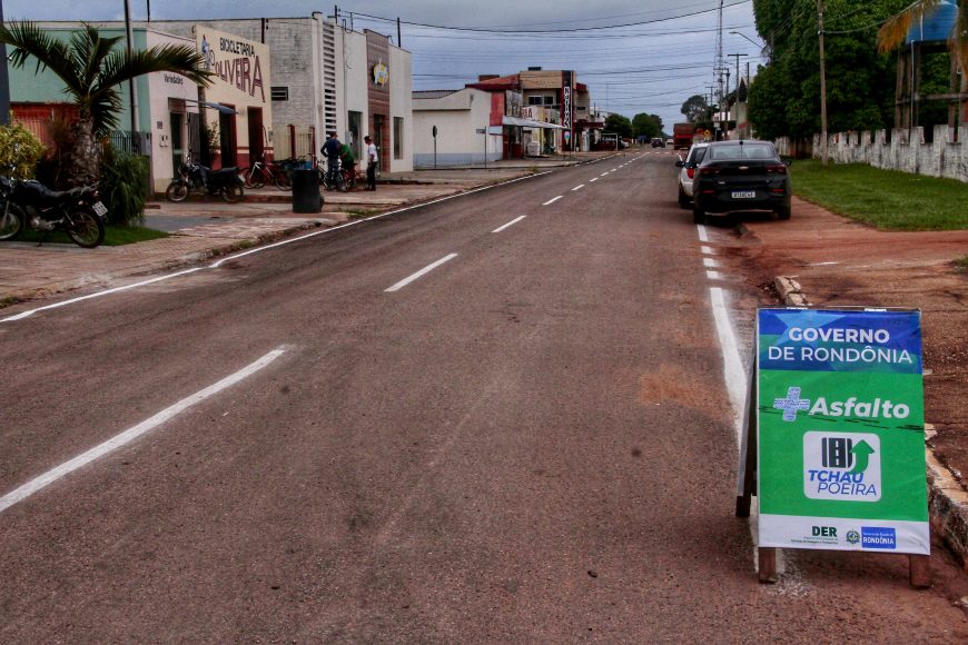 Em Cerejeiras, ruas recebem microrrevestimento e sinalização horizontal pelo projeto “Tchau Poeira”