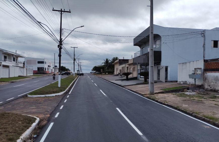 Recapeamento asfáltico de 11 km reforça segurança na trafegabilidade em ruas Cacoal com ações do “Tchau Poeira”