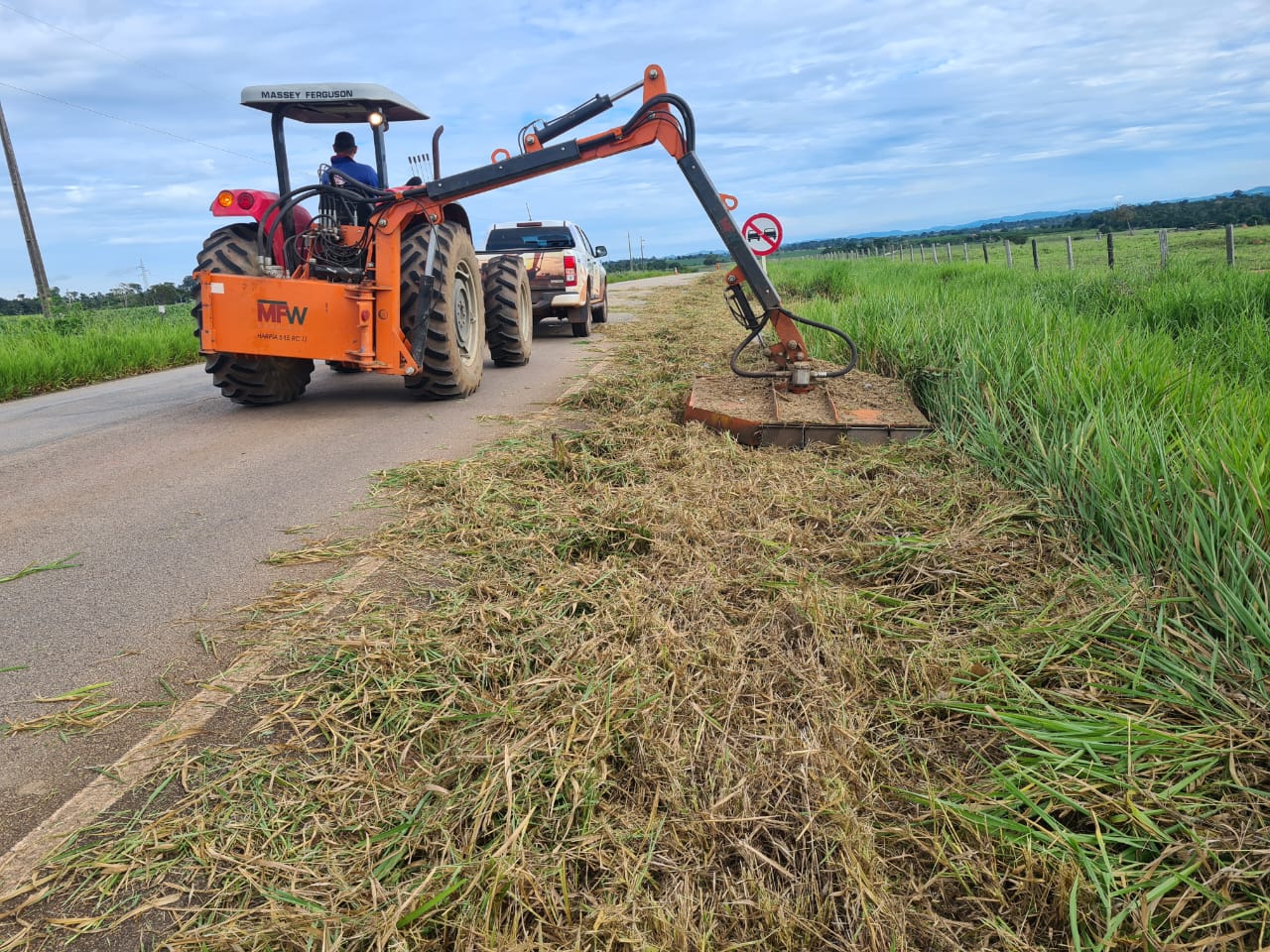 Estradas Transportes Serviços Públicos Der Realiza Serviços De Roçagem Mecanizada Na Rodovia 8914