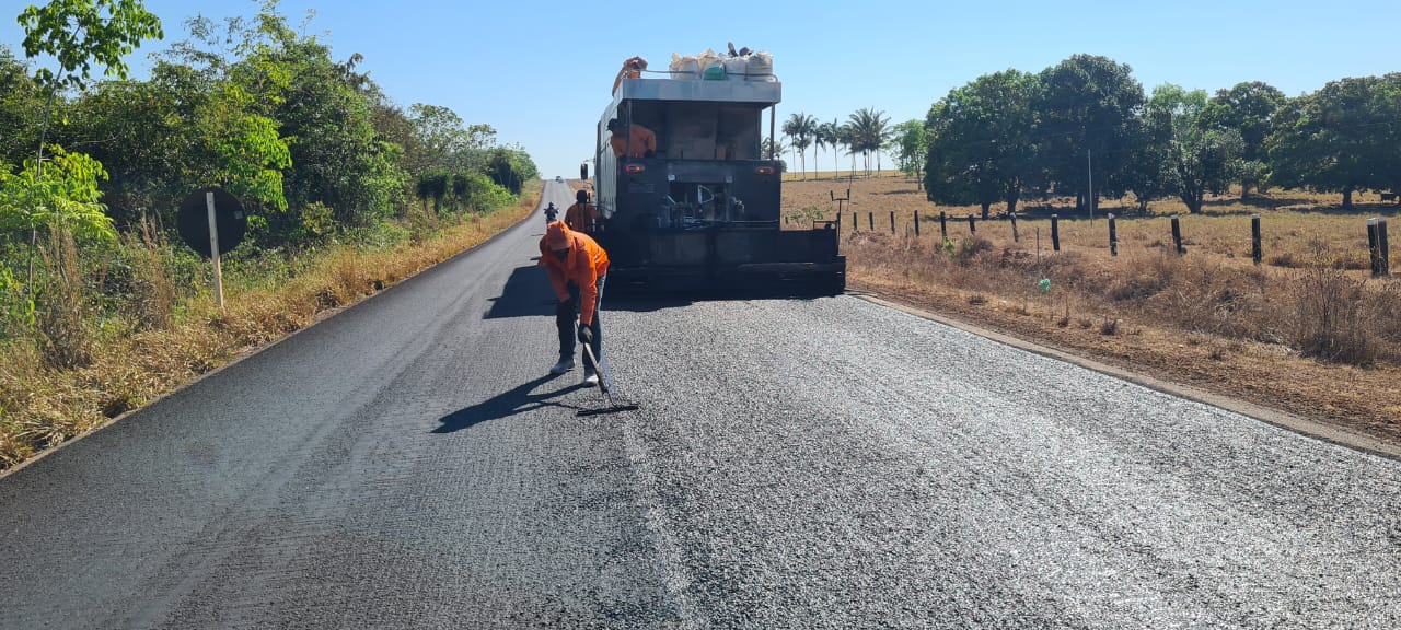 A aplicação do microrrevestimento na RO-479, em Rolim de Moura trouxe mais durabilidade para o asfalto