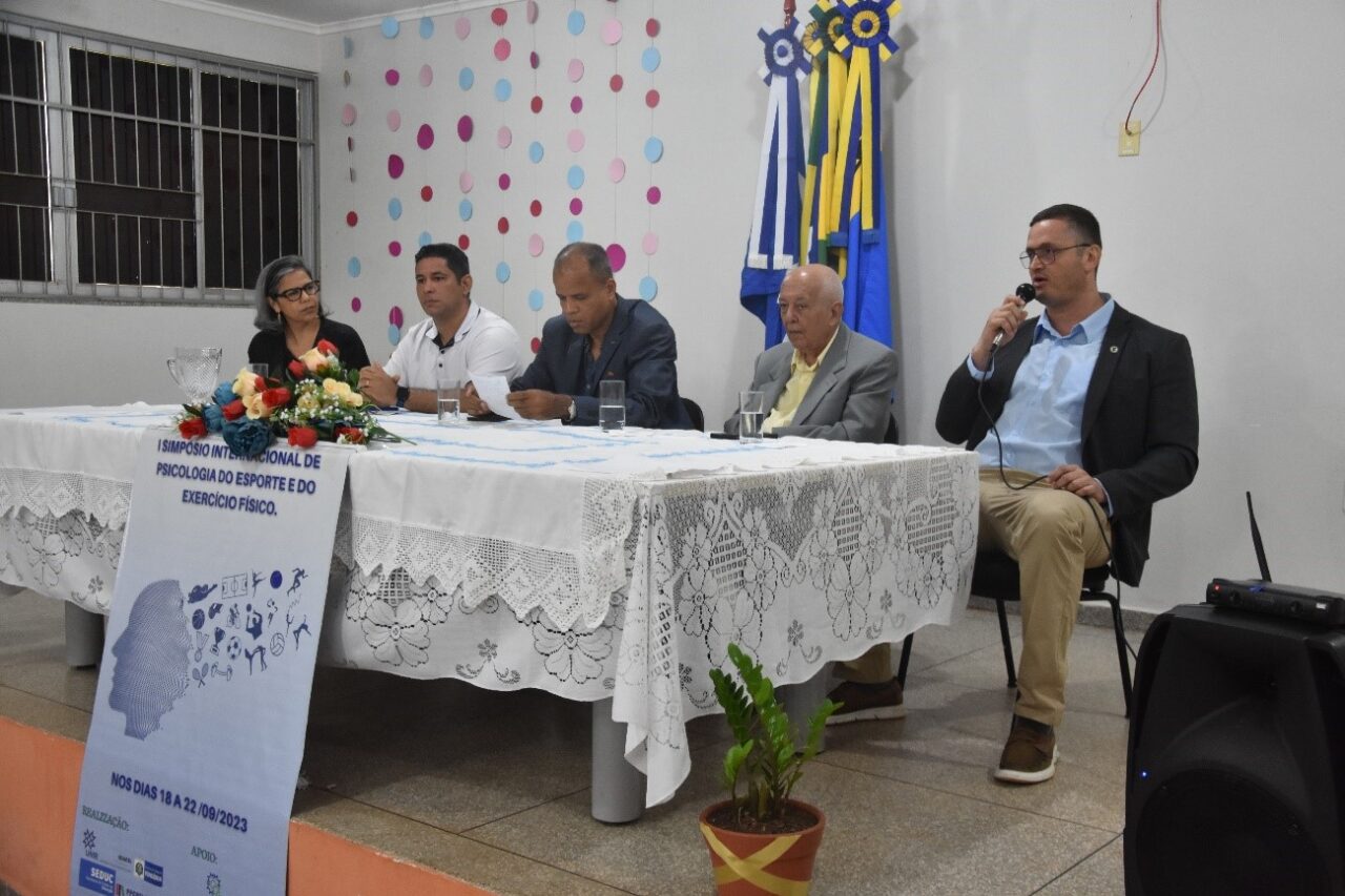 A programação inclui palestras, mesas-redondas e debates