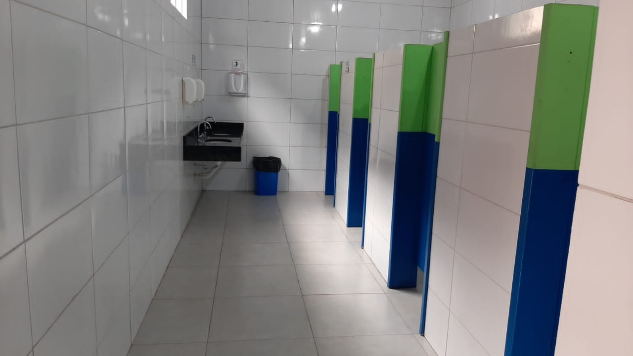 Foram aplicados R$ 350,1 milhões em obras de ampliação e modernização, contemplando 319 unidades escolares