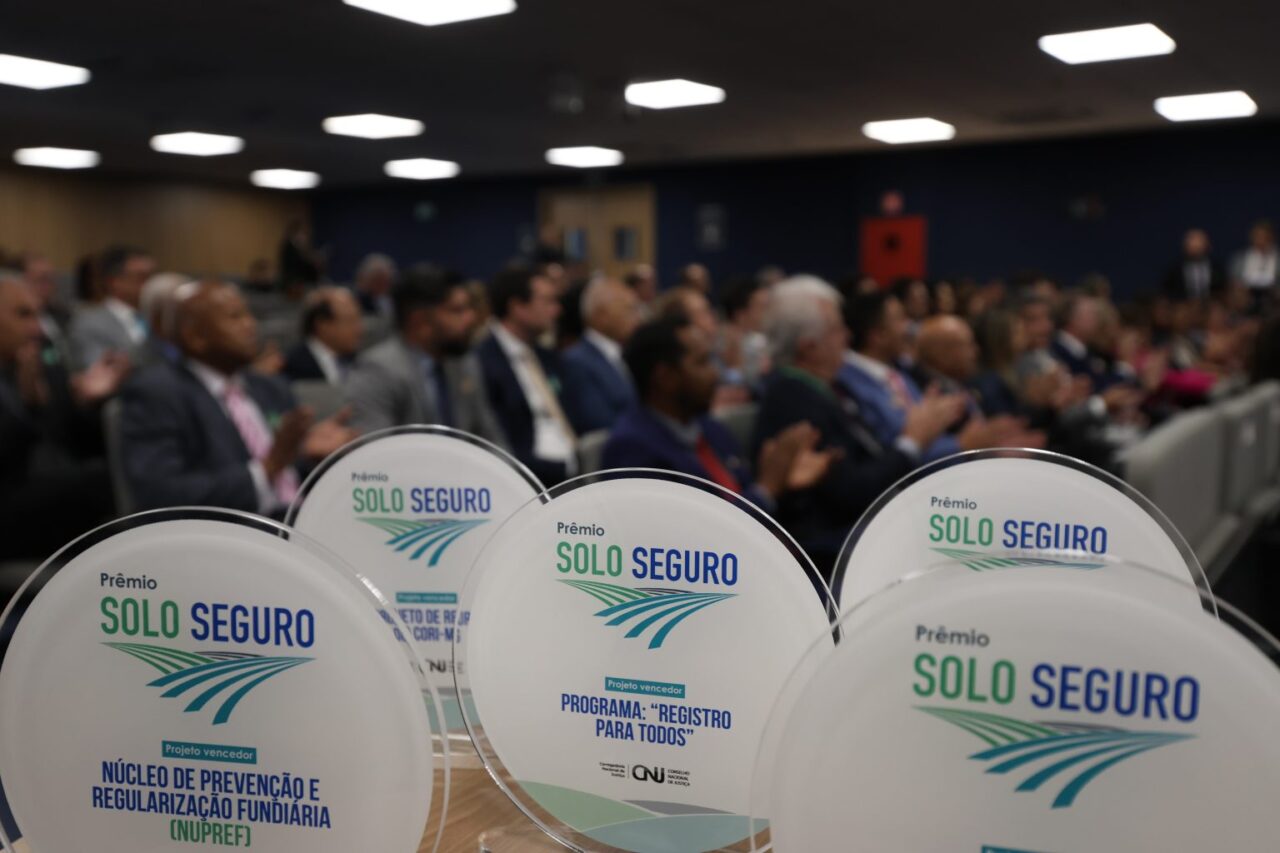 Governo de RO recebe Menção Honrosa nacional por modelo inovador de regularização fundiária rural