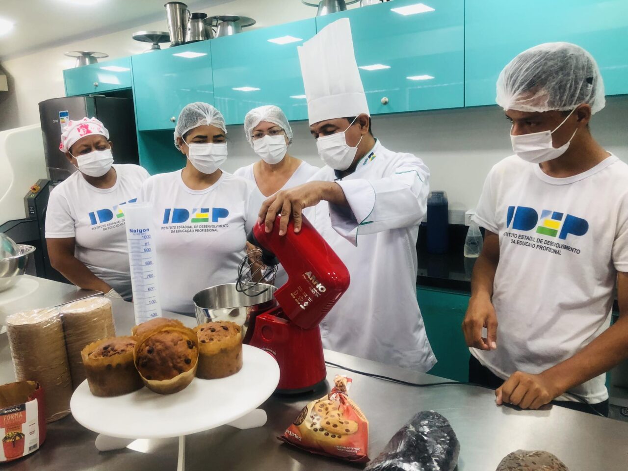 O governo de Rondônia possui seis escolas móveis que circulam pelo estado promovendo capacitação gratuita, e são temáticas:, a exemplo da Panificação e Confeitaria