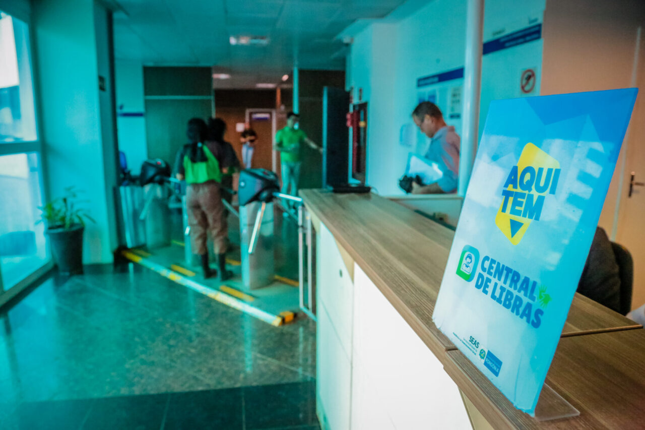 Central de Libras facilita a comunicação e o acesso aos serviços com a tradução de forma simultânea, por vídeo