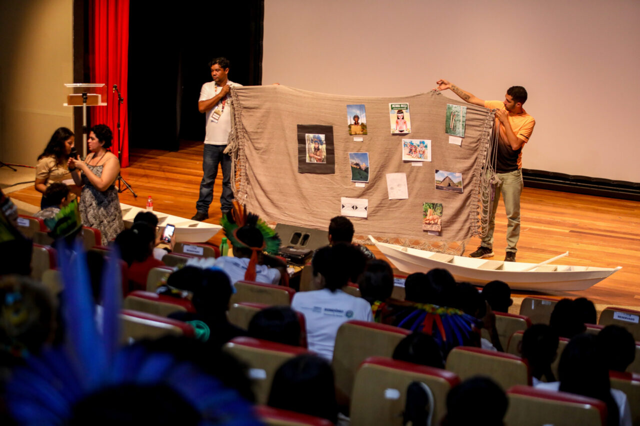Apresentação de fotografias e desenhos, apresentado por estudantes indígena