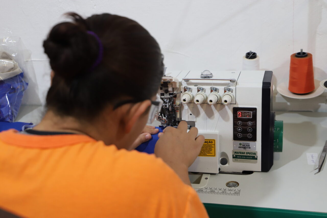 Atividades de costura integram as oportunidades de trabalho oferecidas no sistema prisional