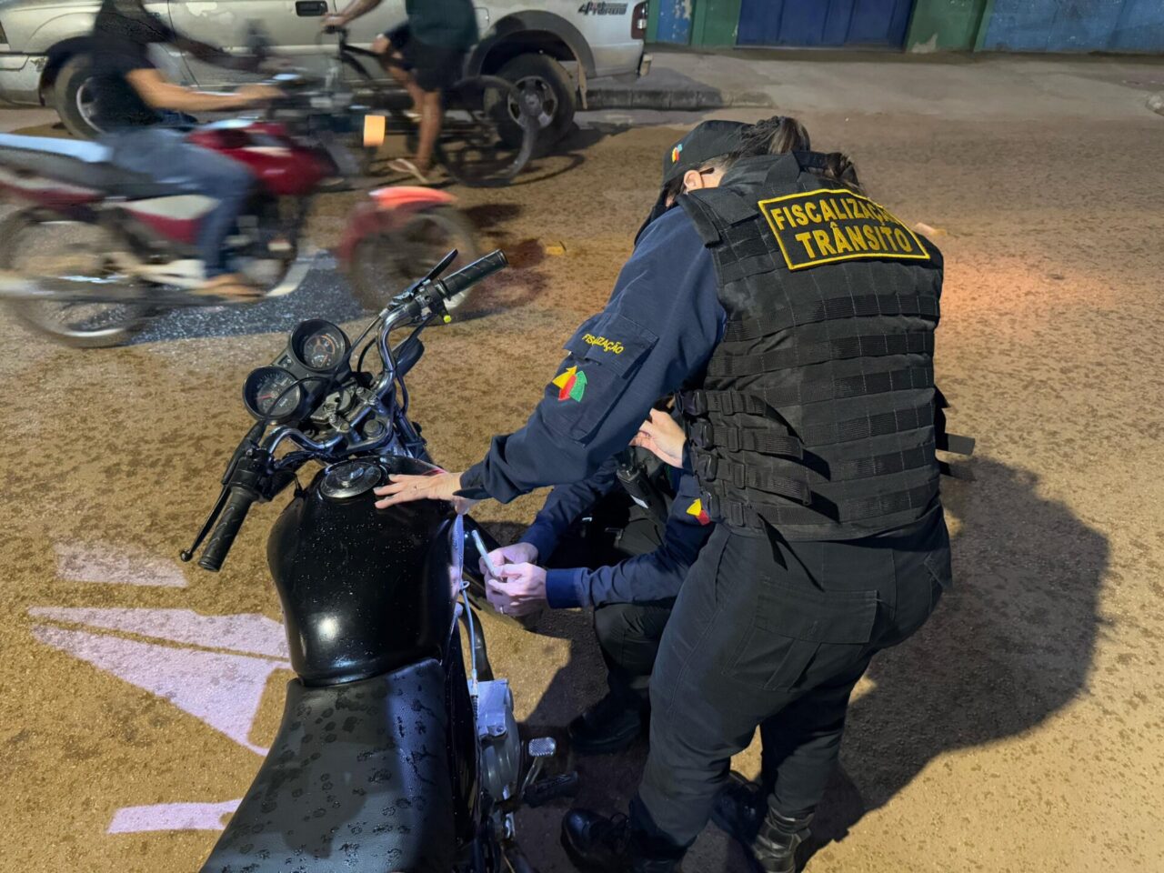 Agentes do Detran-RO realizam vistoria do veículo