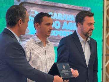  A placa de reconhecimento foi entregue simbolizando o compromisso do governo com o crescimento do setor e a expansão comercial do pescado produzido e industrializado em Rondônia.