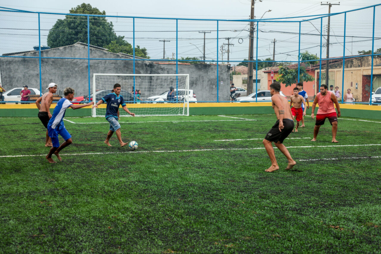 Moradores aproveitam novo Campo do Abobrão, totalmente revitalizado, que virou ponto de lazer e esporte