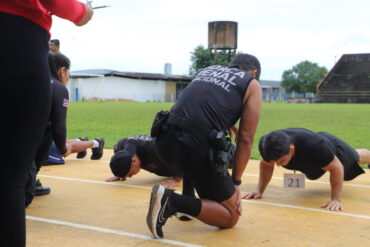 Os testes foram: flexão em barra fixa, flexão de braço no solo, flexão abdominal e corrida