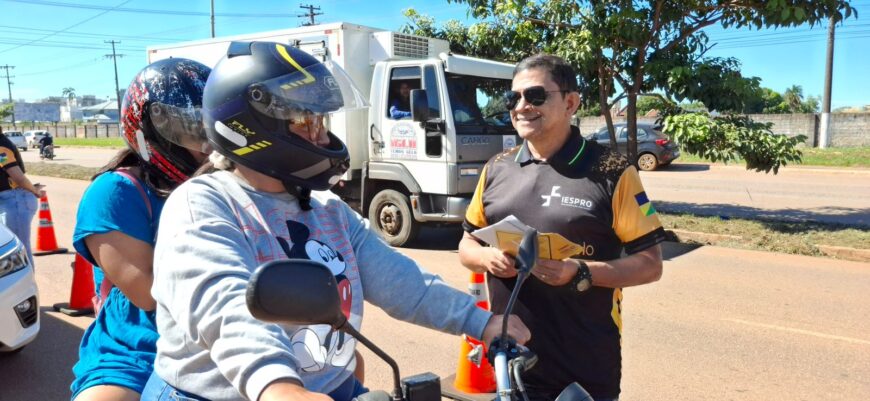 orientações sendo passadas a população 