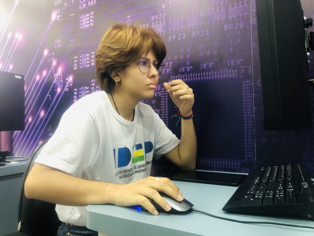 Conhecimento em informática abre portas para jovens em início de carreira