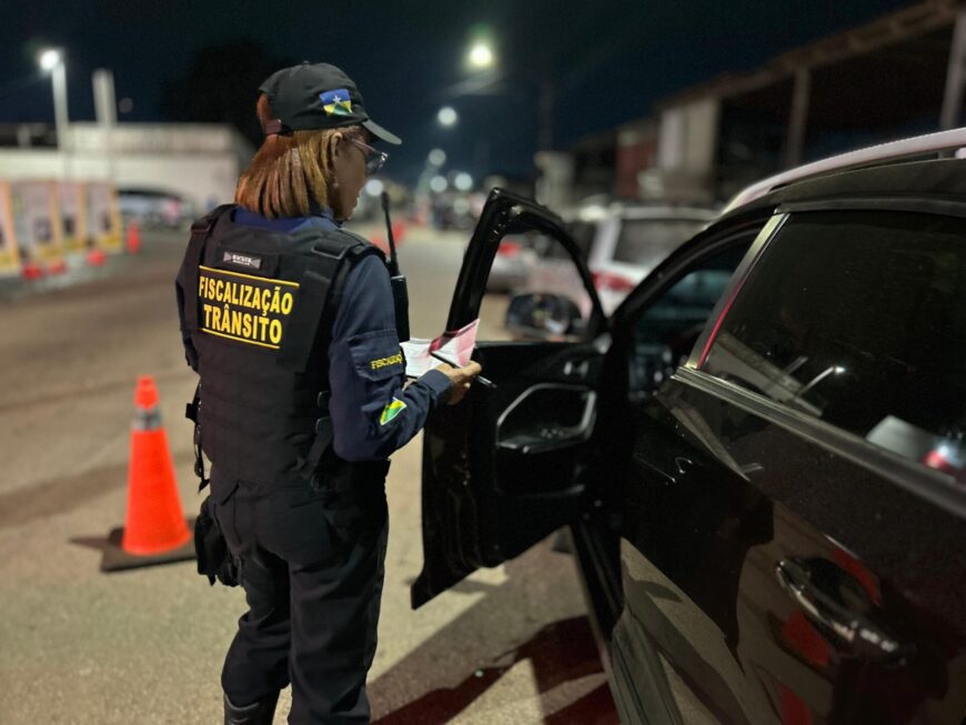 Agentes do Detran-RO realizam abordagem durante a Operação Lei Seca em Porto Velho.