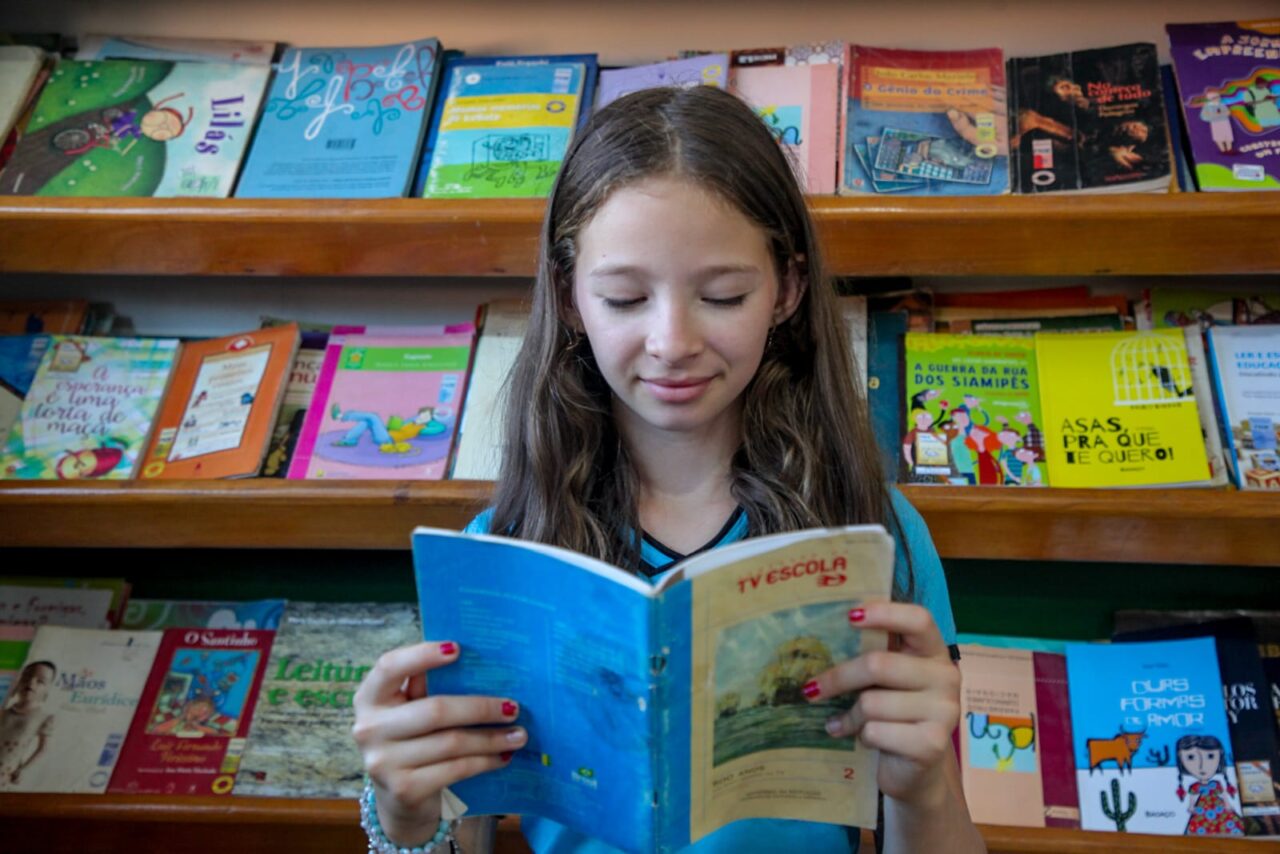 Kits de livros didáticos são entregues a estudantes do 1º ao 5º ano em escolas de Rondônia