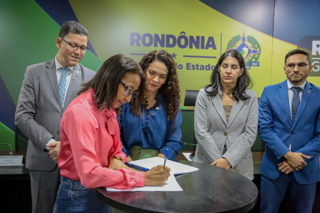 O documento contém diretrizes e direitos que garantem o desenvolvimento integral das crianças