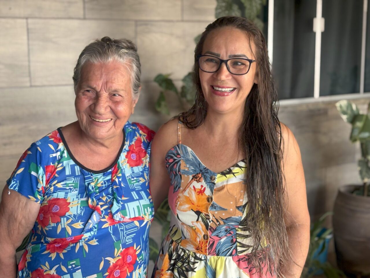 Ivanice Vitoriano dos Santos Valim e sua mãe Elita de Souza Santos de 91 anos estão felizes com a conquista