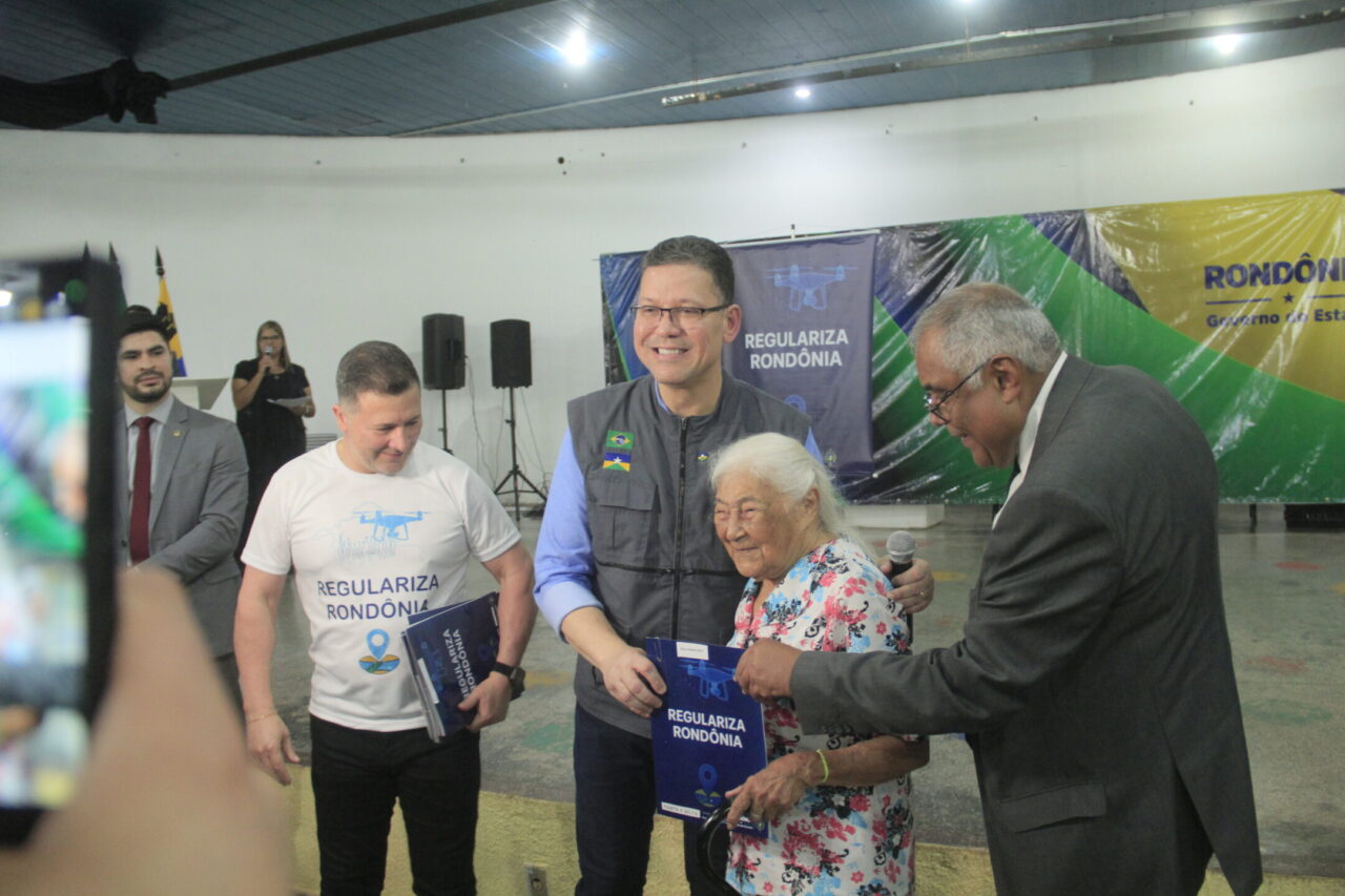 Ação marcou momento histórico para famílias que aguardavam pela oficialização de seus lotes