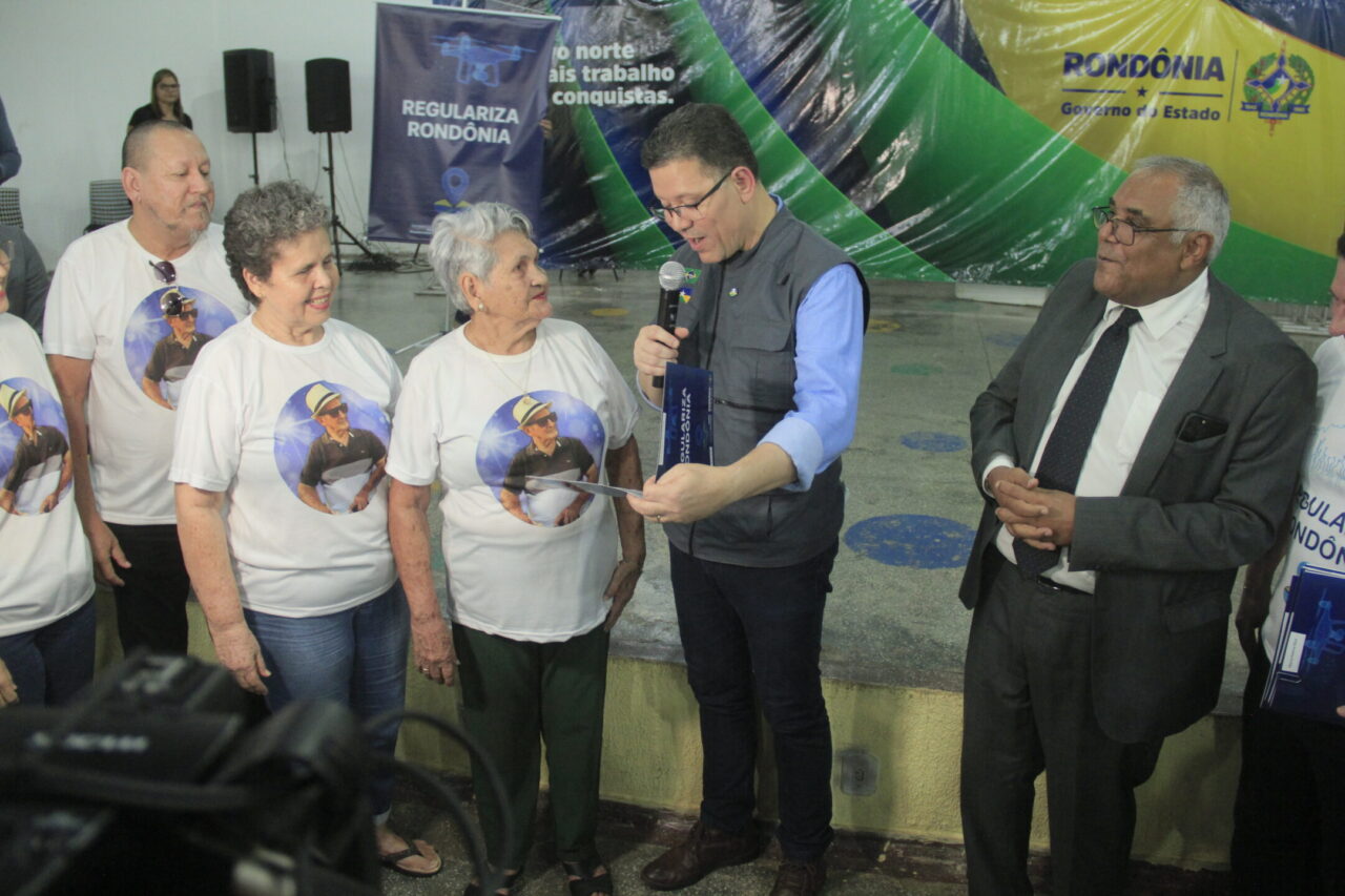 A cerimônia também foi marcada pela honra à memória do falecido presidente do bairro