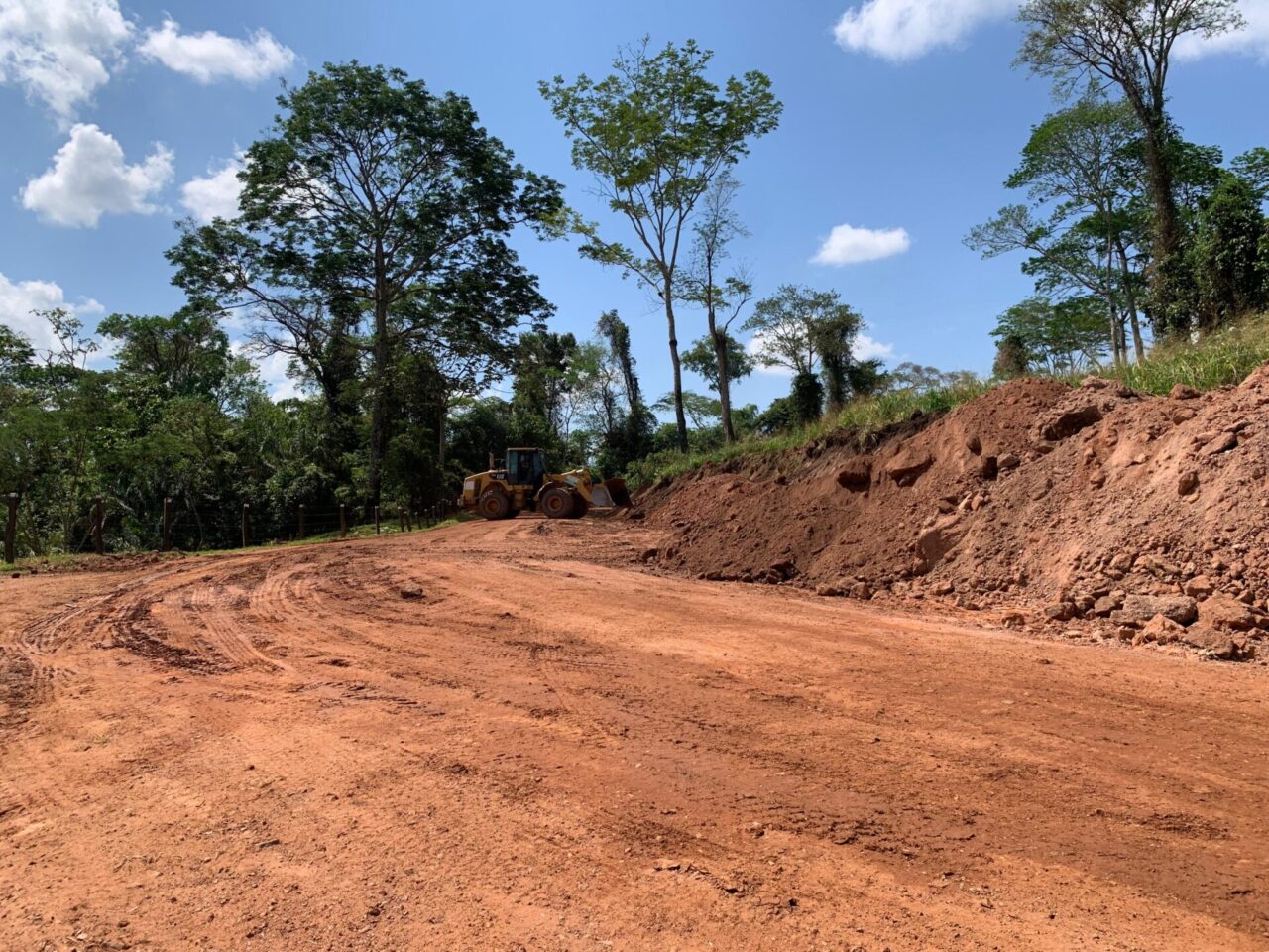 Os serviços também incluem rebaixamento de morros, remoção de curvas perigosas e instalação de tubos