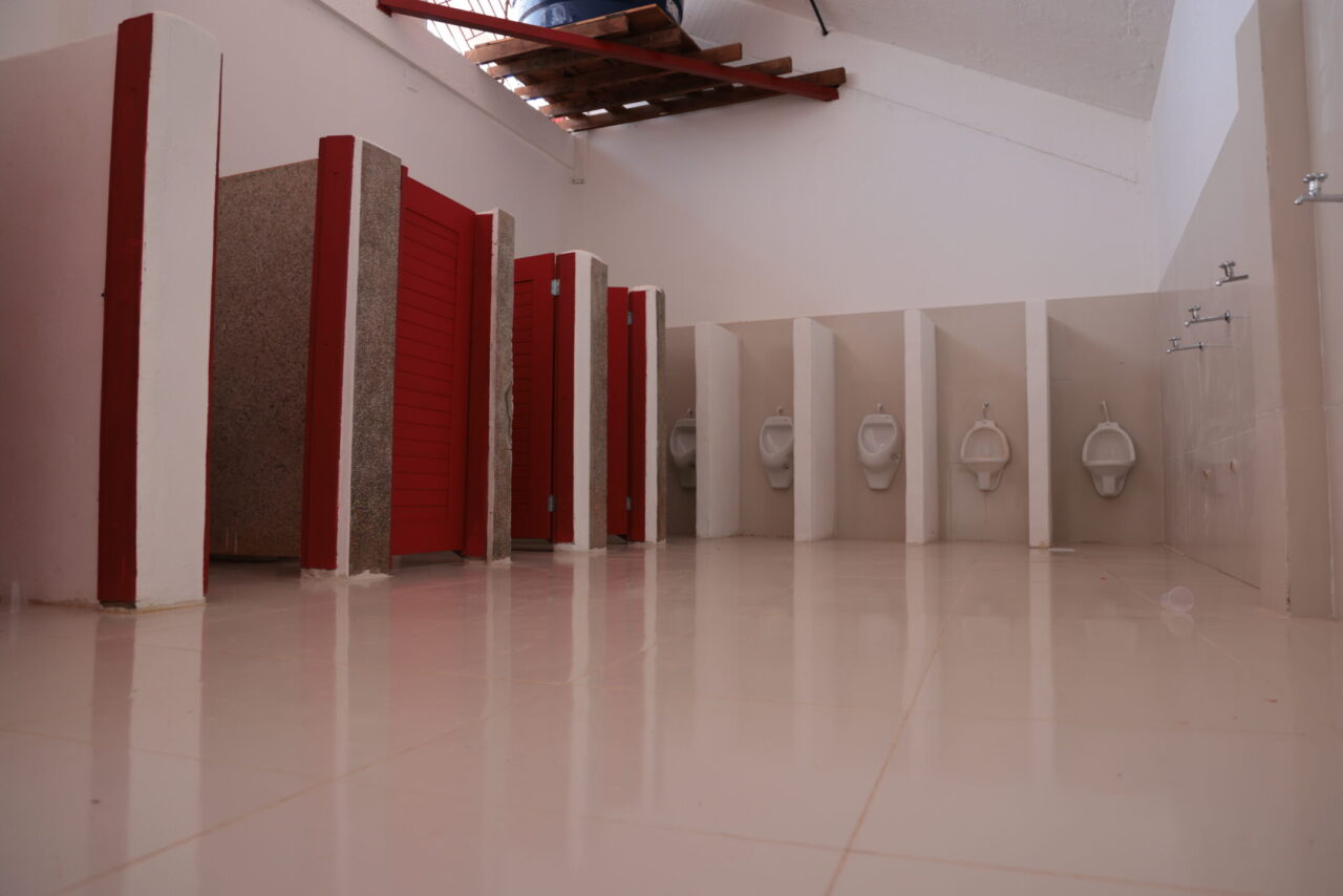 Banheiros e espa&ccedil;o internos em fase final de reforma