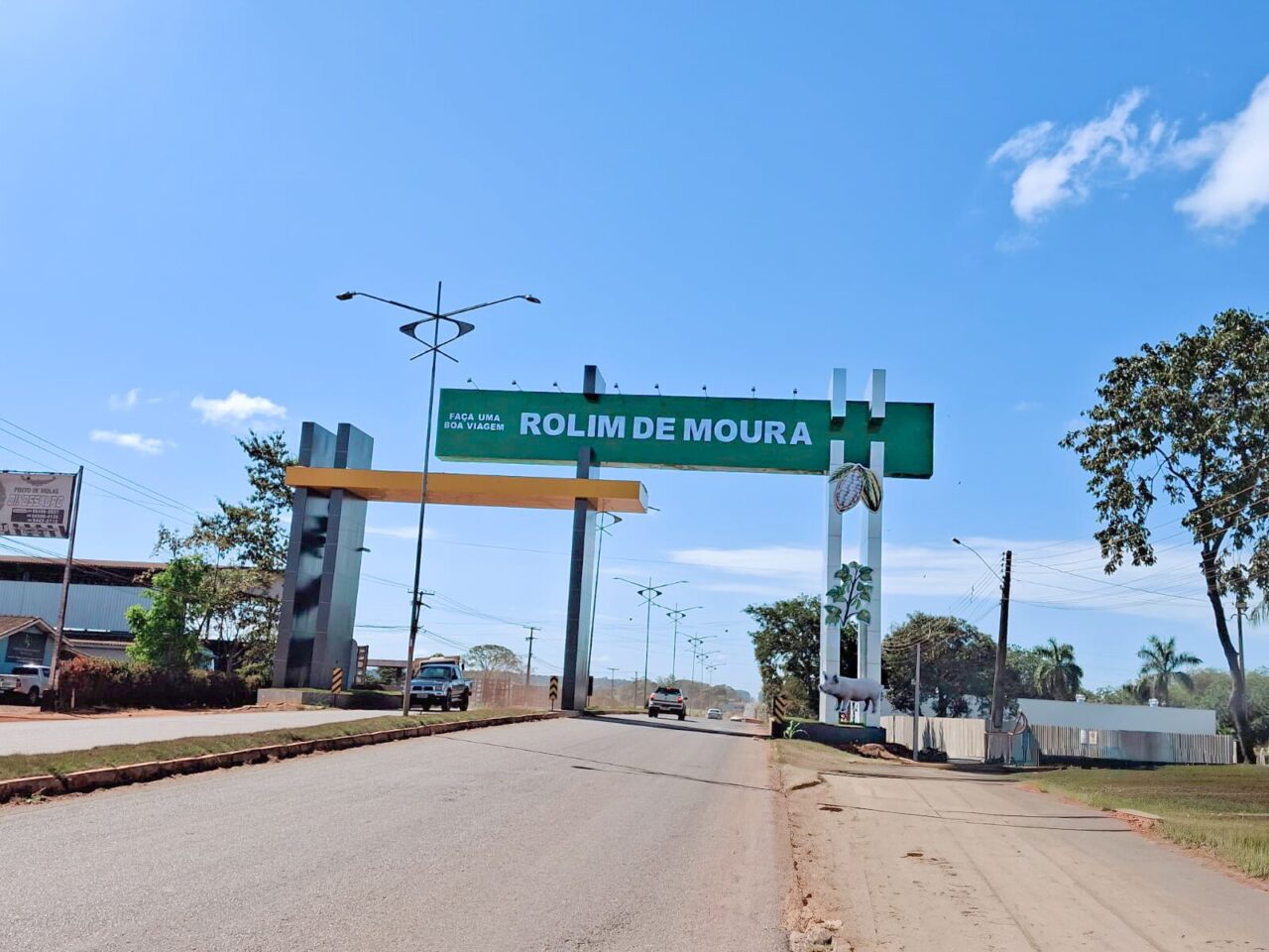 Com símbolos representam as principais atividades produtivas do município — o cacau, a suinocultura e a soja