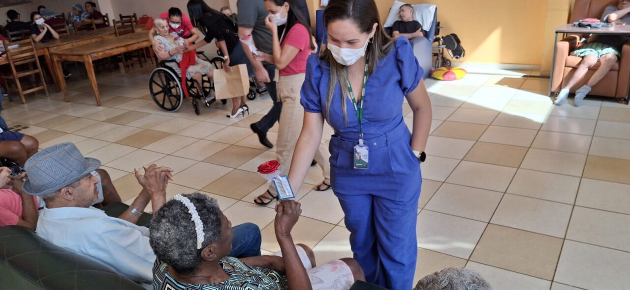 Encontro na Casa do Ancião buscou ouvir as demandas dos idosos e proporcionar momentos de alegria e convivência