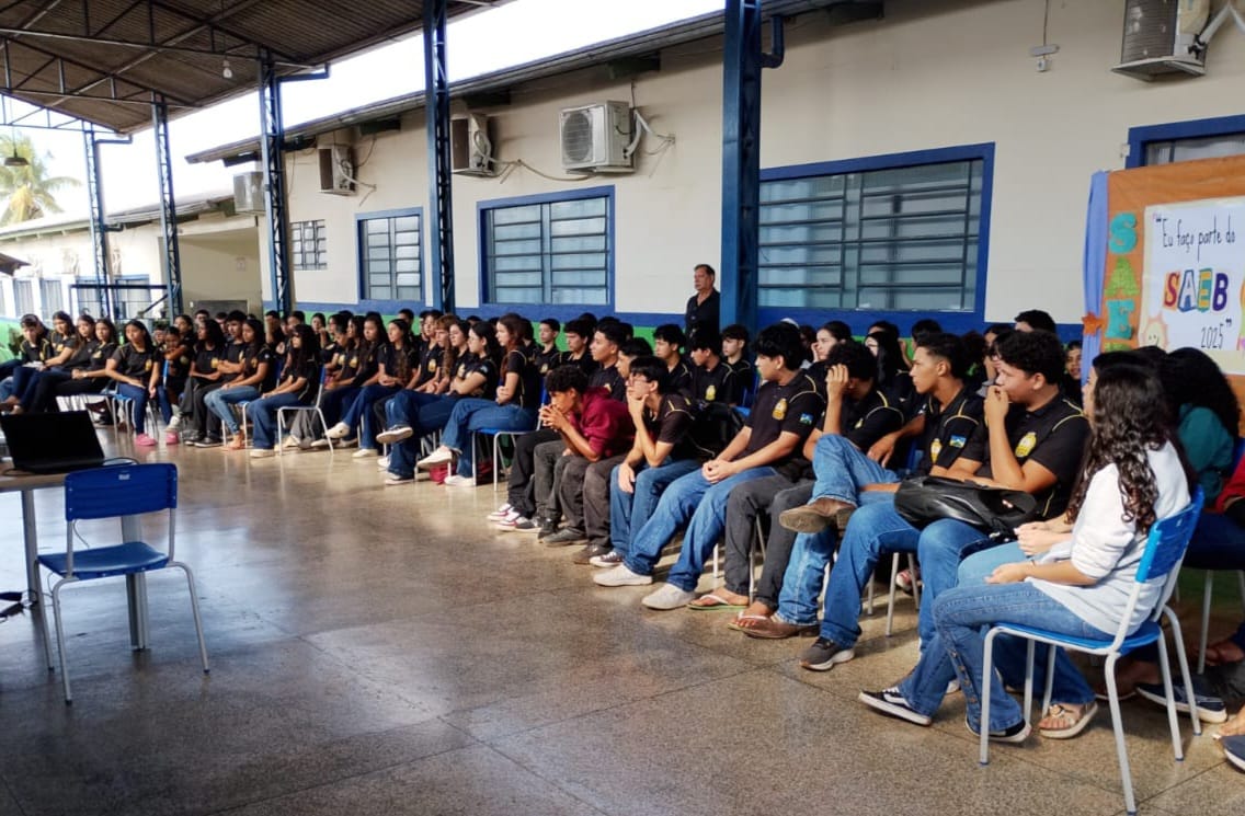 As ações abordam temas como pressão de grupo, autocontrole, respeito e tomada de decisões conscientes