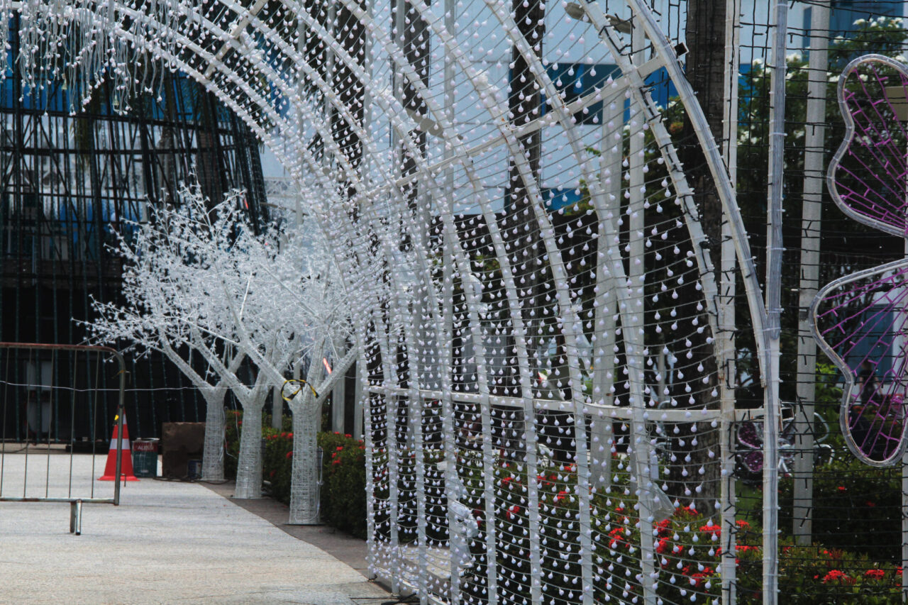 O portal dá acesso a um túnel iluminado de oito metros