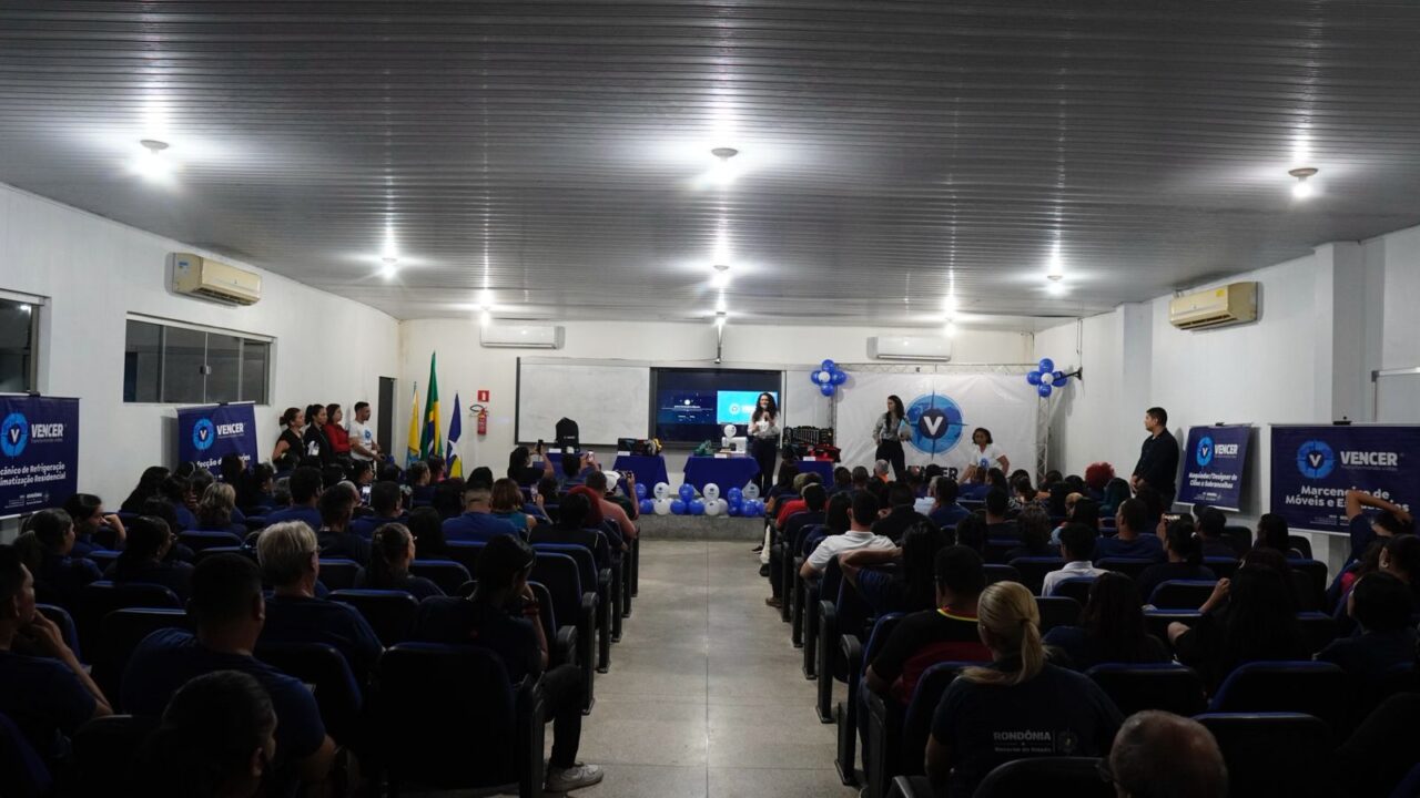 Cerimônia ocorreu na noite de terça-feira, na Escola José Otino de Freitas