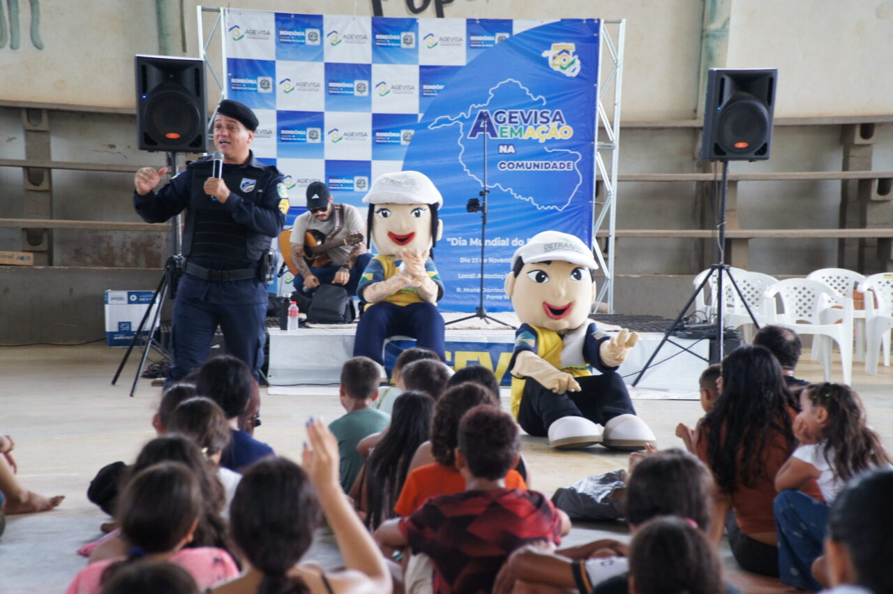 Proerd reunião as crianças na quadra da comunidade Sâo Thiago